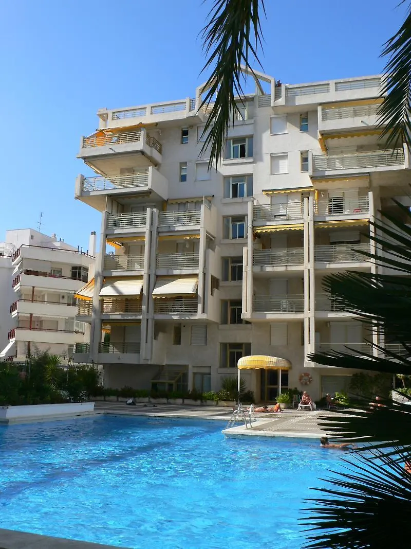 Ona Suites Салоу