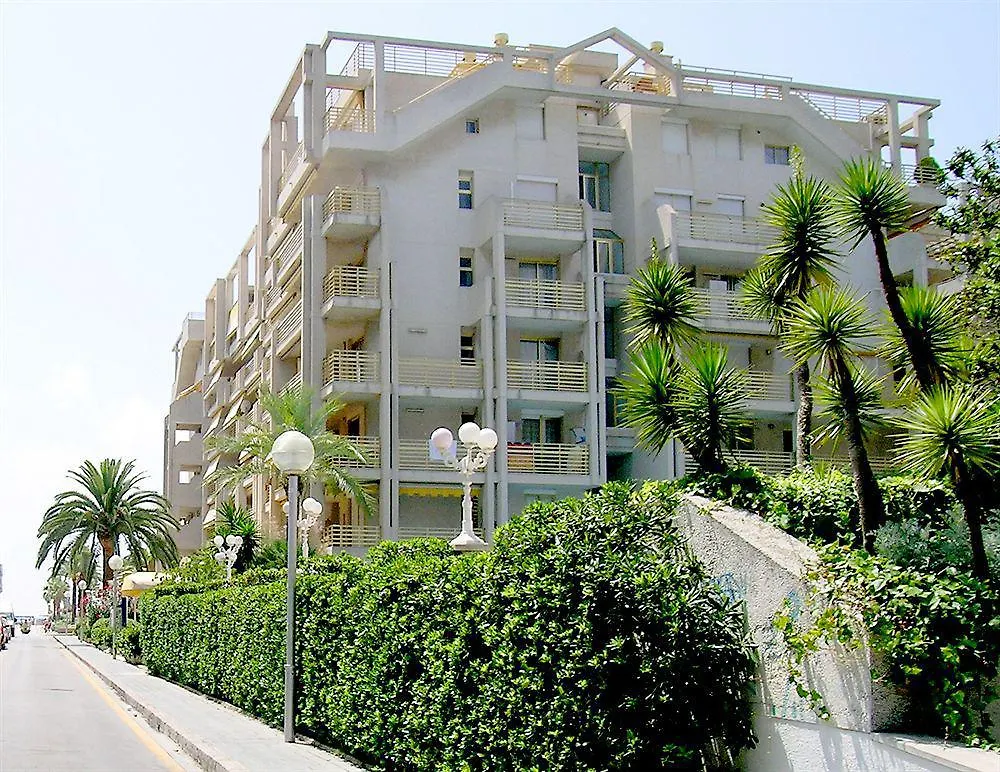 Ona Suites Салоу